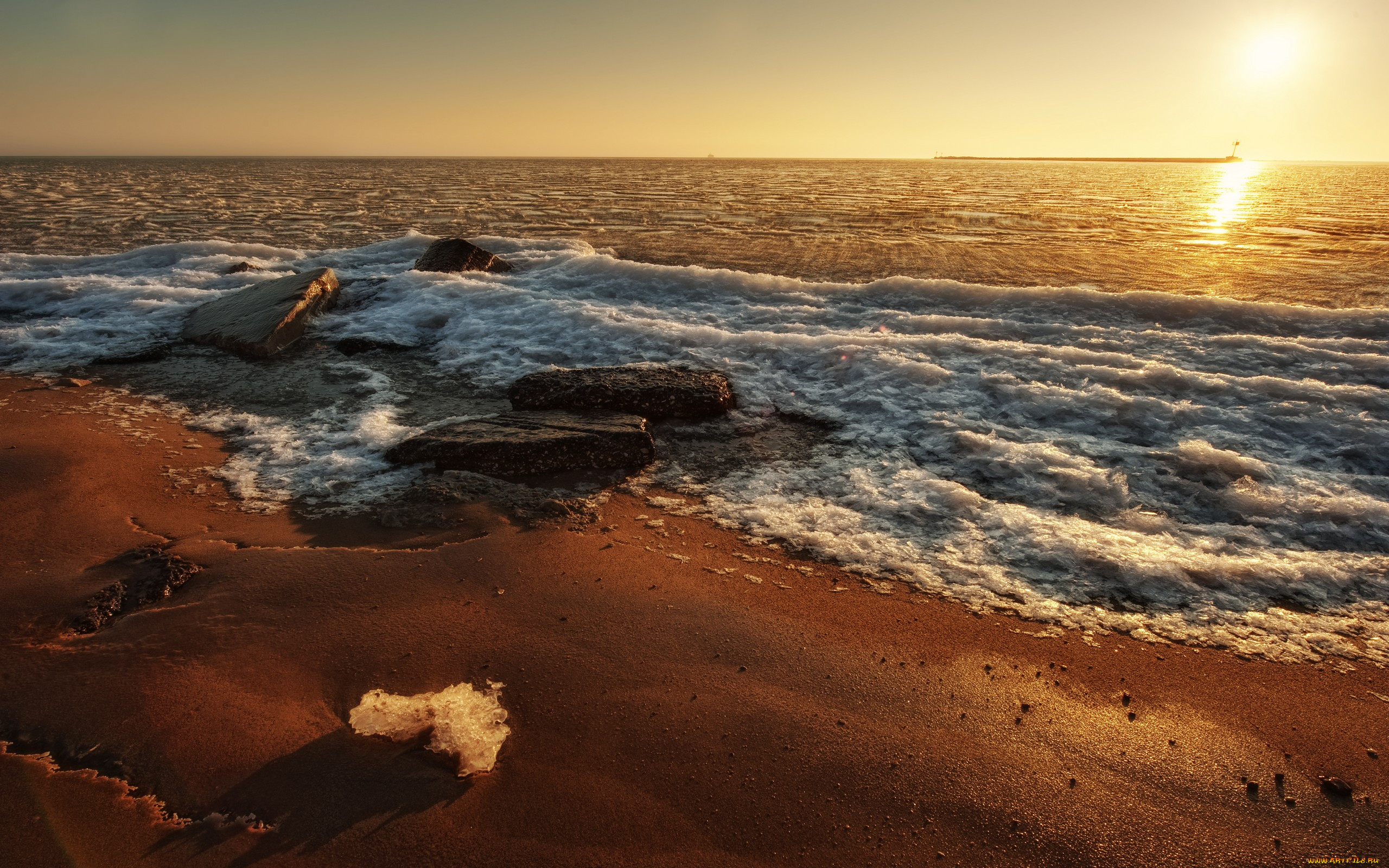 По пустынному берегу моря. Море солнце. На разных берегах. Морской берег с песком закат. Египет море.